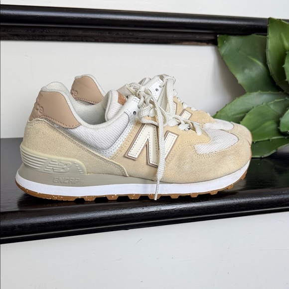 Shoes - New Balance 584 women’s 8.5 neutral sneaker gym shoes